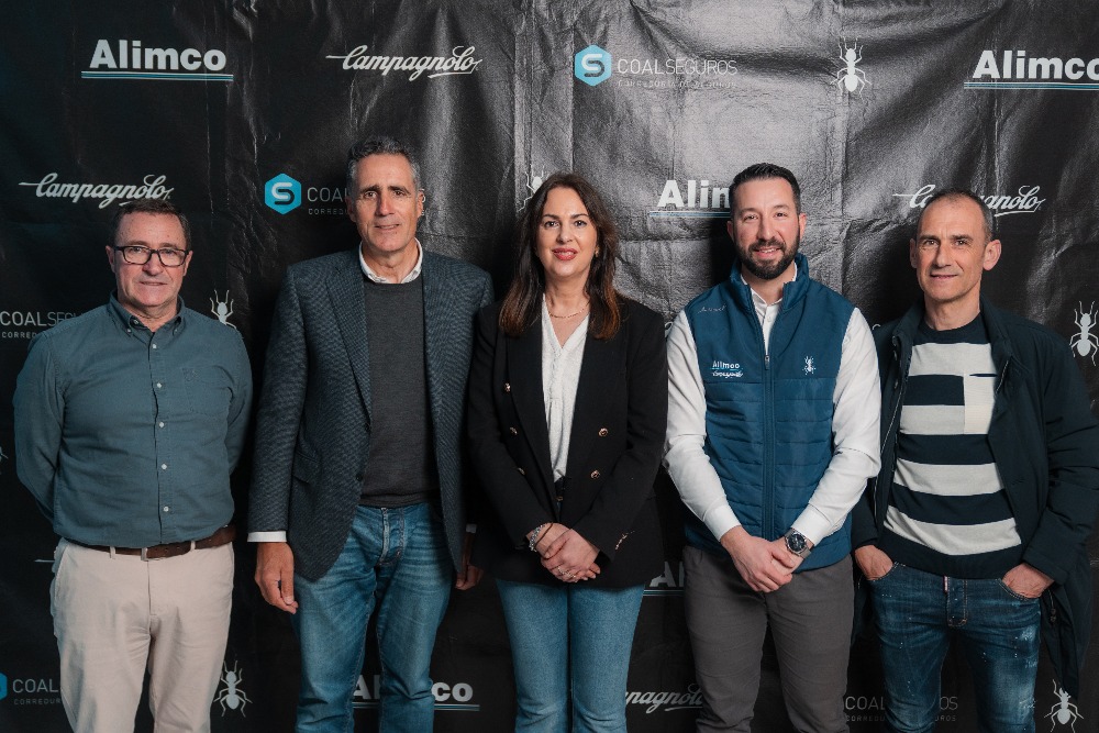 El acto de presentación contó con la presencia de Miguel Induráin y Ana Rosa López de Uralde, concejala de deportes en el Ayuntamiento de Vitoria-Gasteiz.