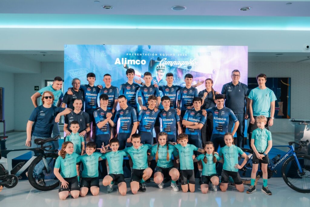 Equipo ciclista junior Alimco-Campagnolo e integrantes de la escuela Inurri Academy.